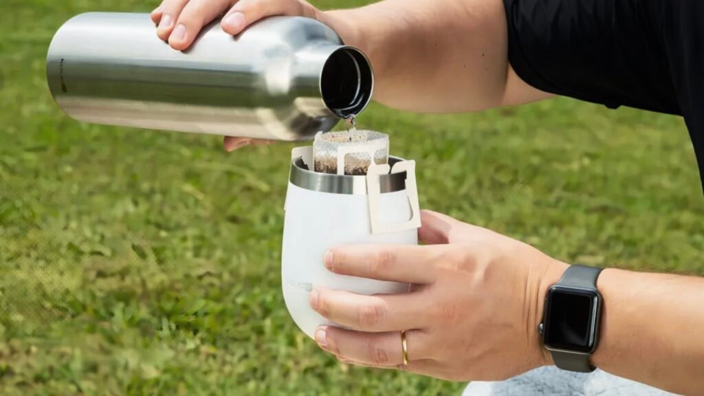 copo termico mantendo cafe quente
